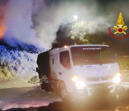Incendio in un deposito di carta a Montebellino: intervento dei Vigili del Fuoco nella notte