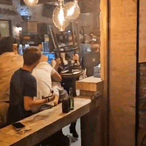 Lite tra ragazzi in un locale a Tortona: pugni, colpi con sgabelli e danni alla vetrina. Intervengono i Carabinieri