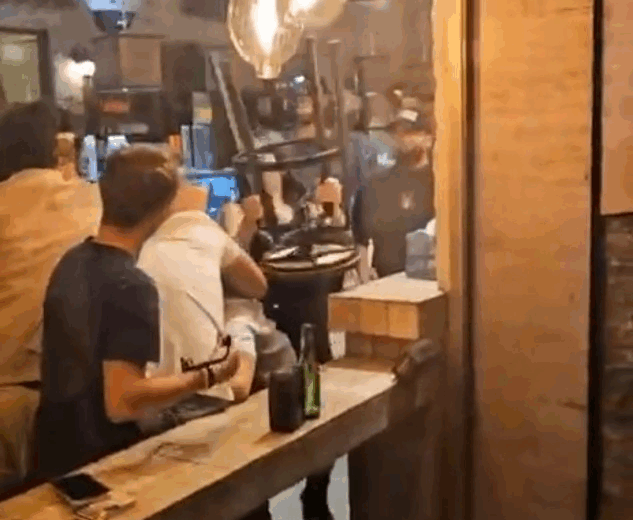 Lite tra ragazzi in un locale a Tortona: pugni, colpi con sgabelli e danni alla vetrina. Intervengono i Carabinieri