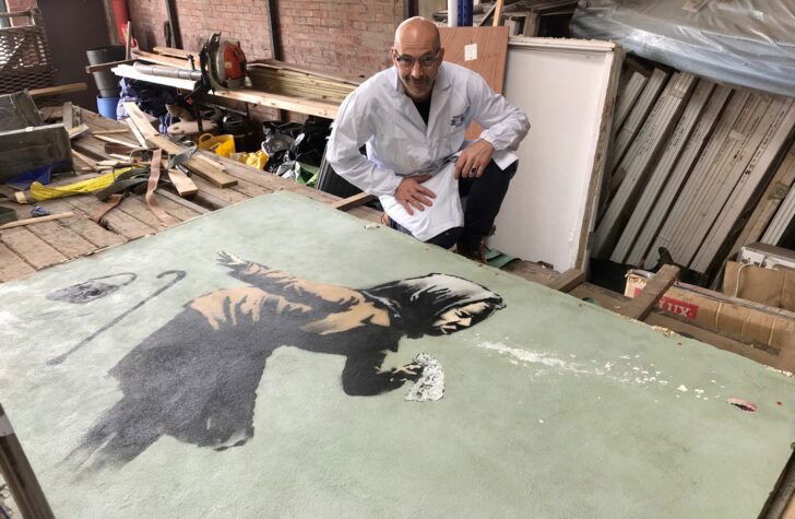 Il restauratore monferrino che sta salvando il “Migrant Child” di Banksy: “Così ho staccato il murale a Venezia”