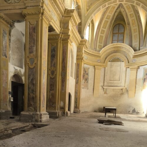Un lettore: “Ingresso della ex chiesa in via Ghilini forzato”