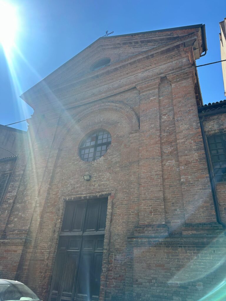 Chiesa via ghlini portone forzato