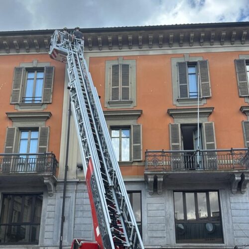 Parziale crollo di un cornicione in piazzetta della Lega: concluso l’intervento dei Vigili del Fuoco