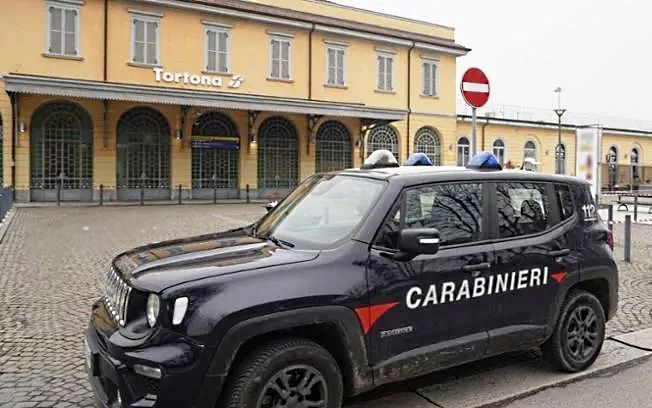 Disturbano i passeggeri del treno e aggrediscono i Carabinieri intervenuti. Arrestati