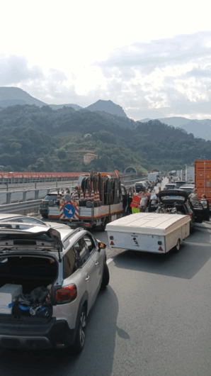 Tir in fiamme dopo tamponamento sulla A26 all’altezza di Masone. Tratto chiuso in direzione nord