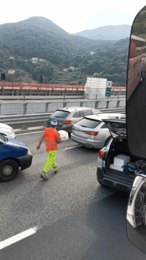 Tir in fiamme dopo tamponamento sulla A26 all’altezza di Masone. Tratto chiuso in direzione nord