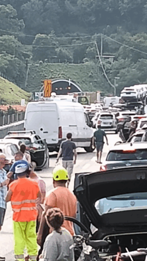 Tir in fiamme dopo tamponamento sulla A26 all’altezza di Masone. Tratto chiuso in direzione nord