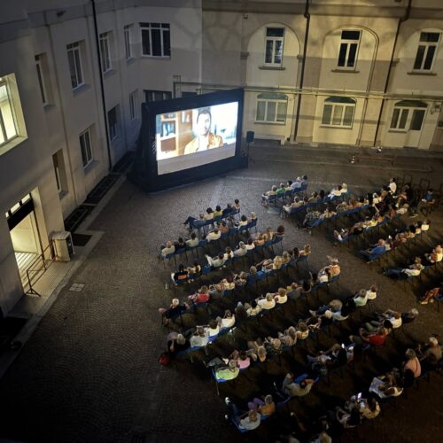 Torna ad Alessandria il cinema all’aperto nel cortile del Comune: i film di lunedì e martedì