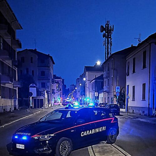 A Novi Ligure un cornicione si stacca dal tetto di una palazzina e ferisce un passante
