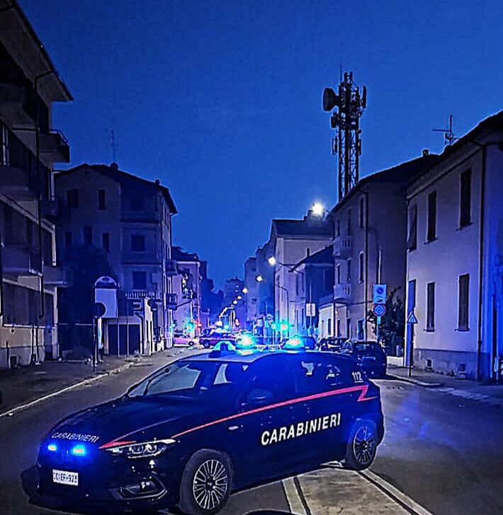 A Novi Ligure un cornicione si stacca dal tetto di una palazzina e ferisce un passante
