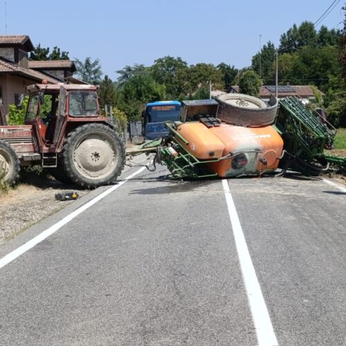 Rimorchio rovesciato sulla strada Colla all’altezza di Valmadonna: strada riaperta