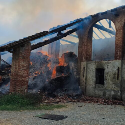 Incendio cascina: le fiamme hanno distrutto il fienile