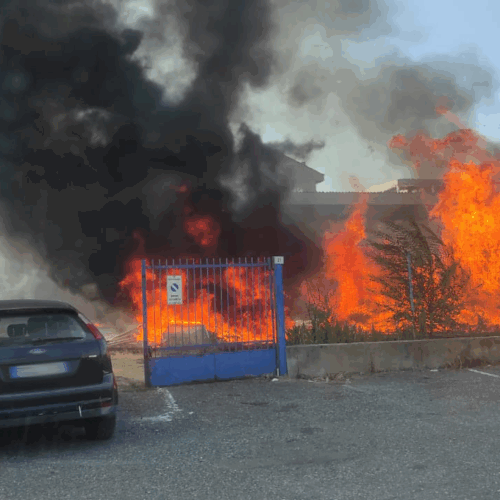 Incendio al Cristo ad Alessandria: fumo nero visibile in tutto il quartiere