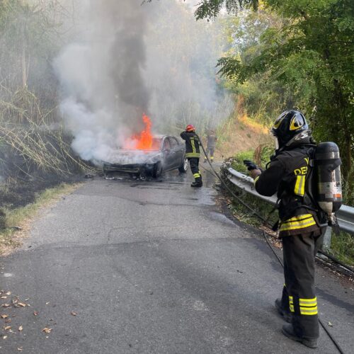 Incendio di un’auto a Ottiglio: a fuoco anche le sterpaglie vicine