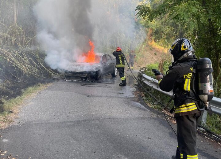 Incendio di un’auto a Ottiglio: a fuoco anche le sterpaglie vicine