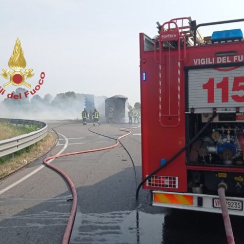 A fuoco il rimorchio di un camion sulla strada provinciale a Villanova d’Ardenghi