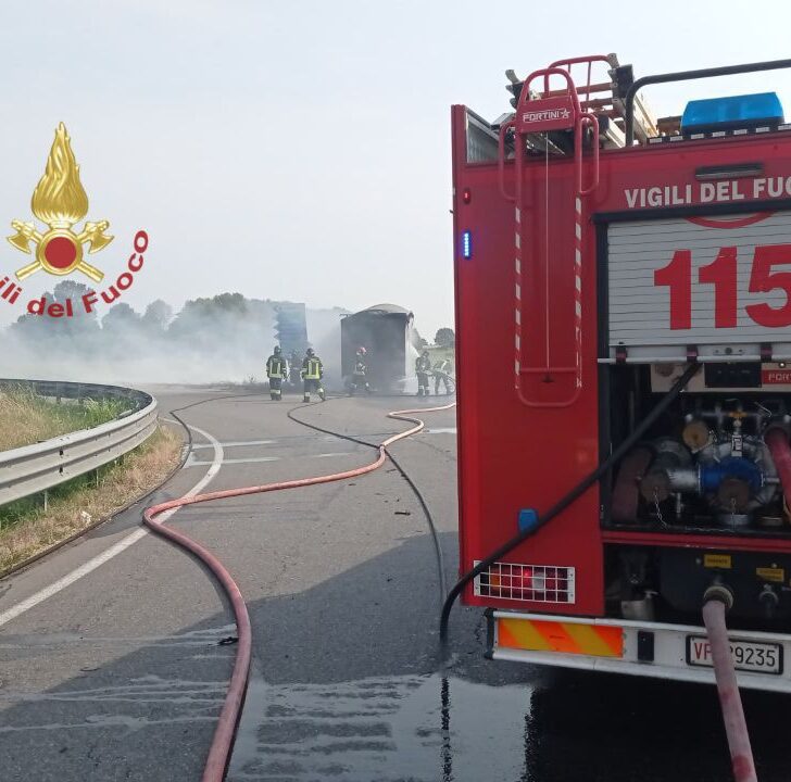 A fuoco il rimorchio di un camion sulla strada provinciale a Villanova d’Ardenghi