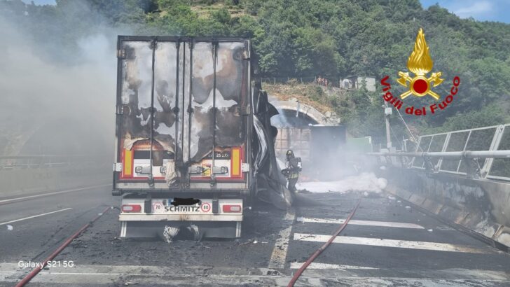 Tir in fiamme dopo tamponamento sulla A26 all’altezza di Masone. Tratto chiuso in direzione nord