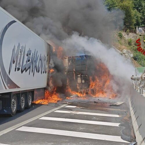 Tir in fiamme dopo tamponamento sulla A26 all’altezza di Masone. Tratto chiuso in direzione nord