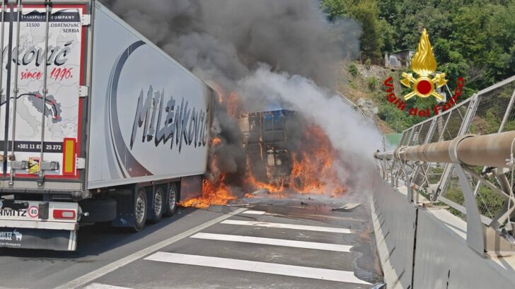 Tir in fiamme dopo tamponamento sulla A26 all’altezza di Masone. Tratto chiuso in direzione nord