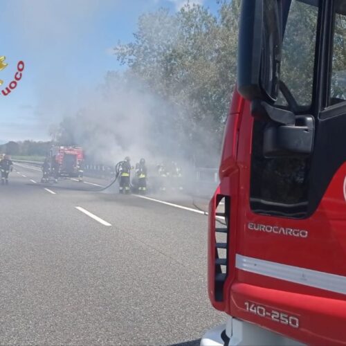 Auto in fiamme sulla A7 tra Gropello e Bereguardo