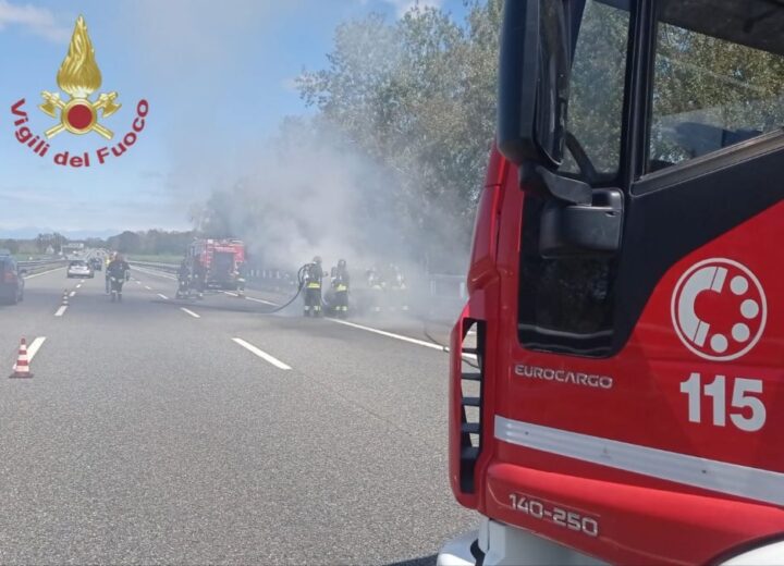 Auto in fiamme sulla A7 tra Gropello e Bereguardo