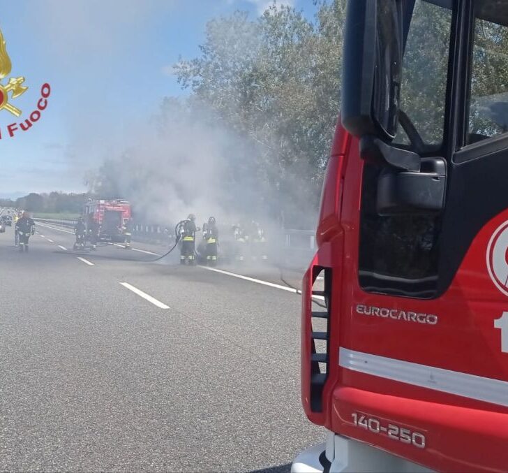 Auto in fiamme sulla A7 tra Gropello e Bereguardo