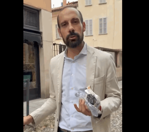 Il sindaco di Pavia raccoglie rifiuti e bacchetta gli incivili: “C’è chi ignora le basi della convivenza”