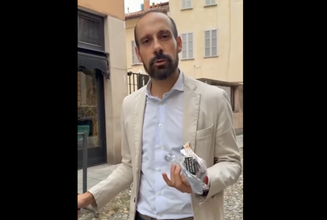 Il sindaco di Pavia raccoglie rifiuti e bacchetta gli incivili: “C’è chi ignora le basi della convivenza”