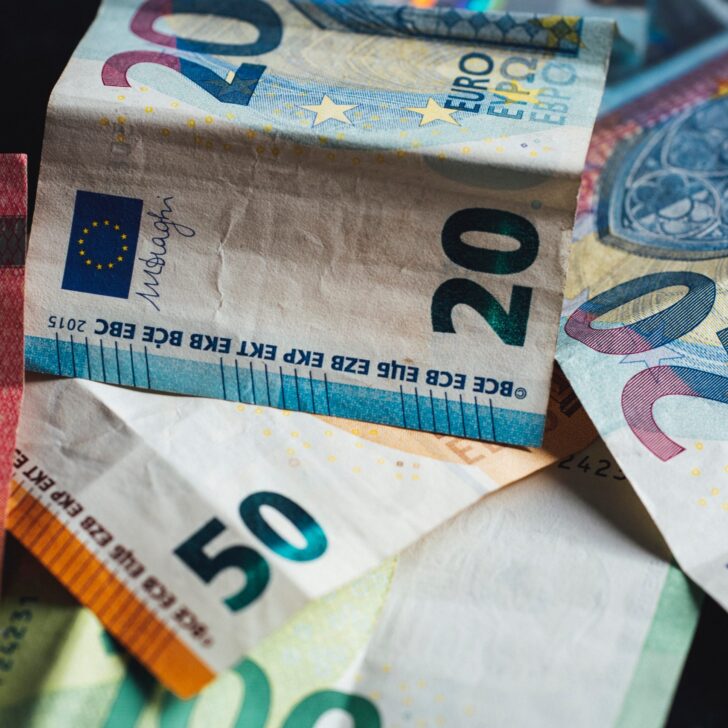 Forza la cassa dell’autolavaggio a Loglio di Sotto e ruba 2 mila euro. Identificato e denunciato