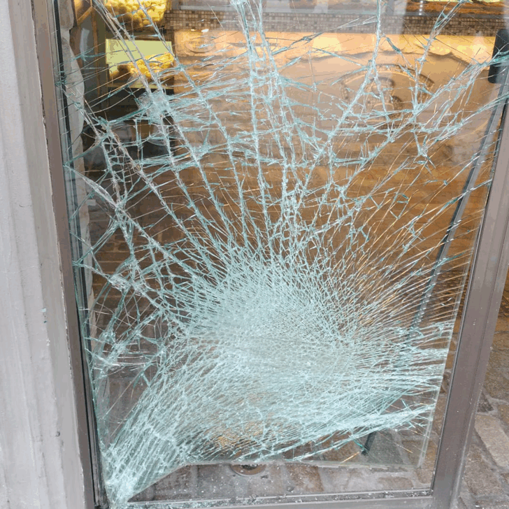 Auto finisce contro la vetrina di una panetteria a Casale