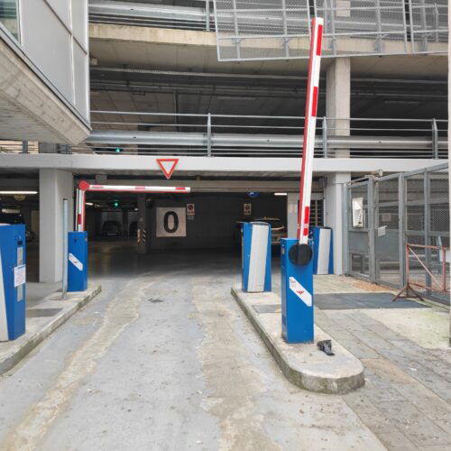 Parcheggio di via Parma sempre aperto, anche se a pagamento. Amag Mobilità: “Presto sbarre di nuovo in funzione”