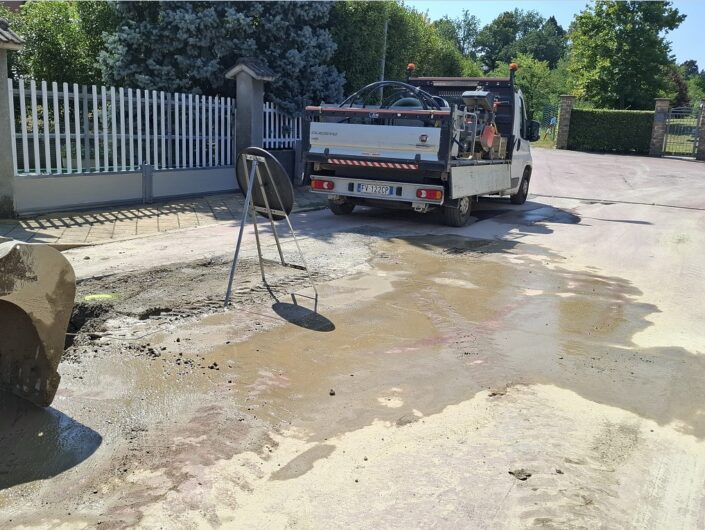 Valmadonna, continue perdite d’acqua in via del Forno: “Servono interventi tutte le settimane, perché non sostituire le tubature?