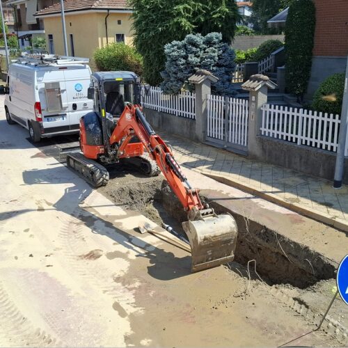 Valmadonna, continue perdite d’acqua in via del Forno: “Servono interventi tutte le settimane, perché non sostituire le tubature?