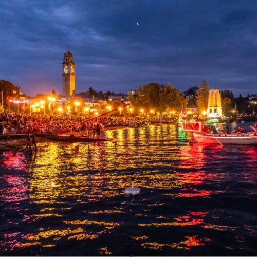 Ferragosto di luci e tradizioni sul Lago Maggiore: torna il Palio Remiero e incanta Baveno