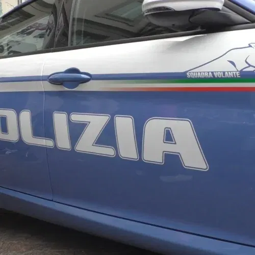 Minaccia di buttarsi dal ponticello sul Canale Carlo Alberto. Bloccato da un poliziotto fuori servizio e da un cittadino