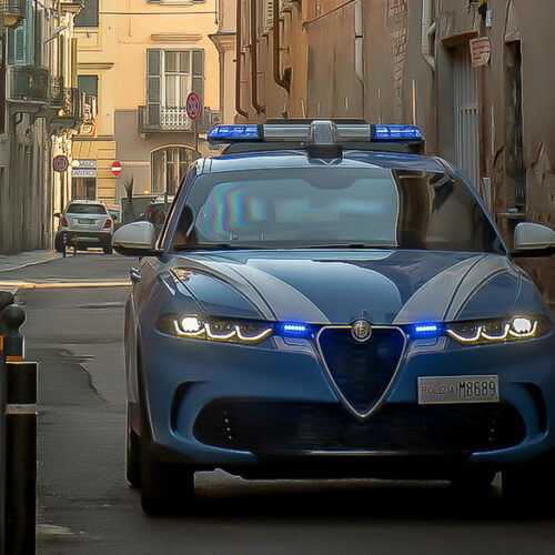 Ruba in un negozio di corso Roma ad Alessandria e prende a pugni e schiaffi i poliziotti: arrestato