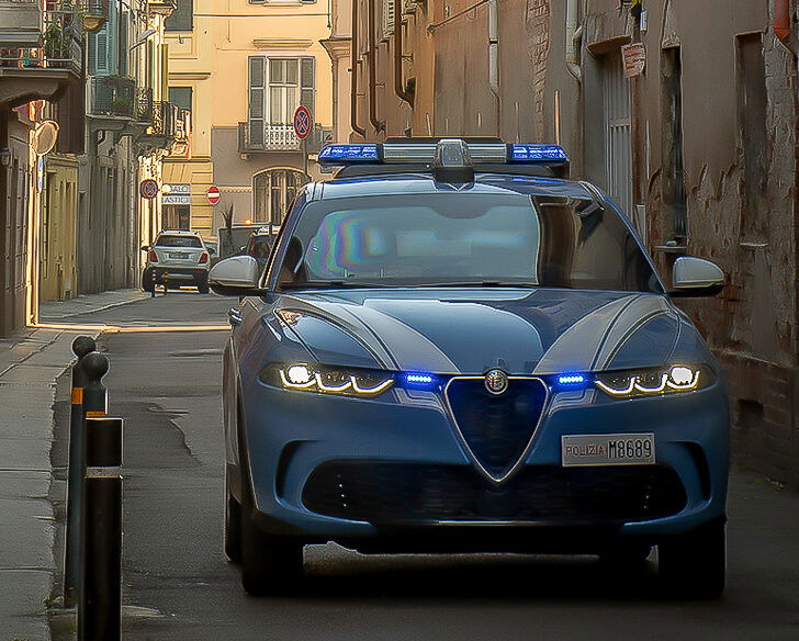 Ruba in un negozio di corso Roma ad Alessandria e prende a pugni e schiaffi i poliziotti: arrestato