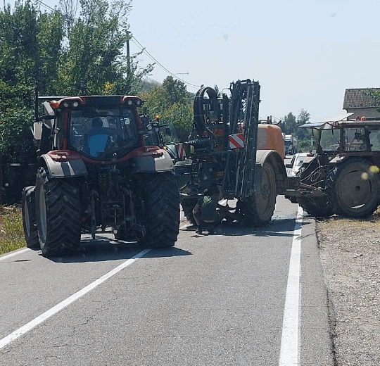 Rimosso il rimorchio ribaltato sulla strada Colla a Valmadonna: circolazione di nuovo regolare