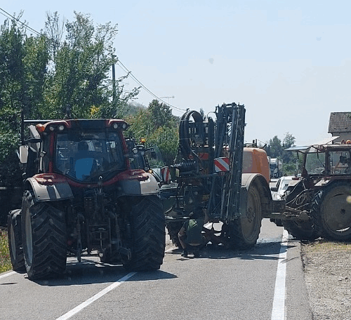 Rimosso il rimorchio ribaltato sulla strada Colla a Valmadonna: circolazione di nuovo regolare