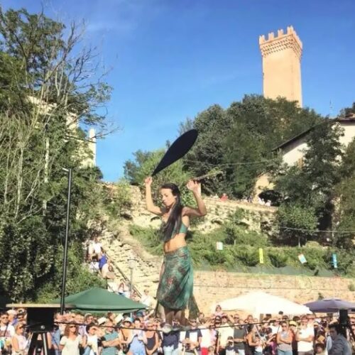SaltinPiazza, il più antico festival di teatro di strada del Piemonte, celebra 35 anni con un’edizione ispirata a Chagall