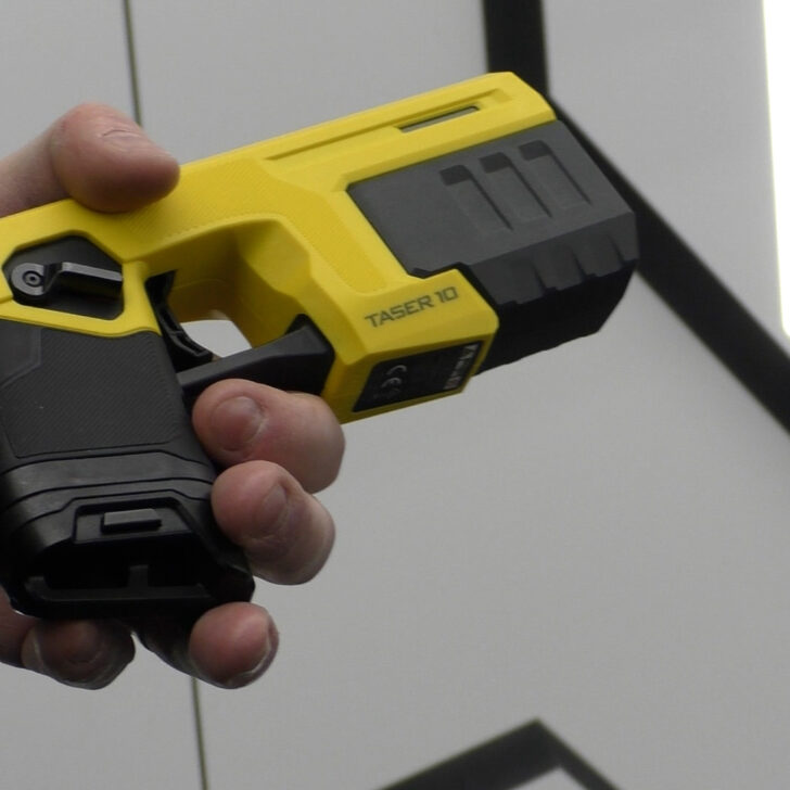 Taser alla Polizia Locale Alessandria: un anno dopo il sì del consiglio comunale manca il via libera del Ministero