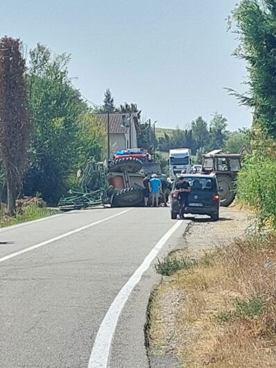 Rimorchio rovesciato sulla strada Colla all’altezza di Valmadonna: strada riaperta