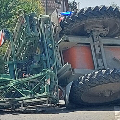 Rimorchio rovesciato sulla strada Colla all’altezza di Valmadonna: lunghe code