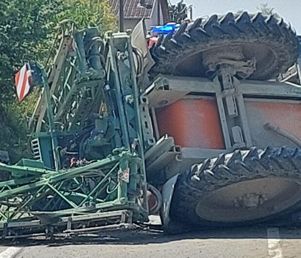 Rimorchio rovesciato sulla strada Colla all’altezza di Valmadonna: strada riaperta