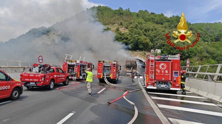 Tir in fiamme dopo tamponamento sulla A26 all’altezza di Masone. Tratto chiuso in direzione nord