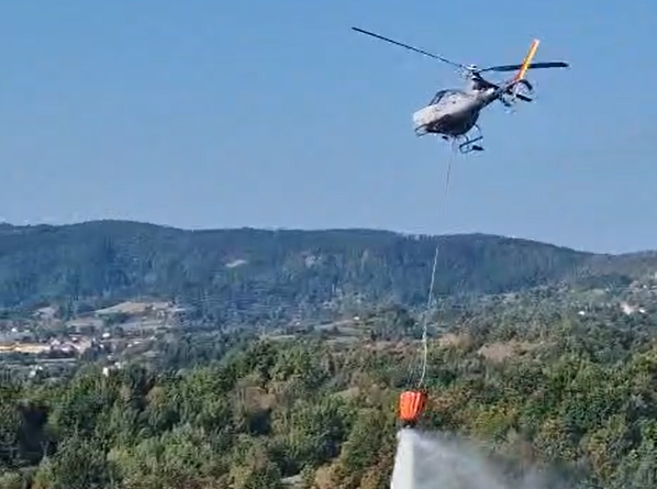 Vigili del Fuoco anche con l’elicottero per il rogo del bosco a Pareto