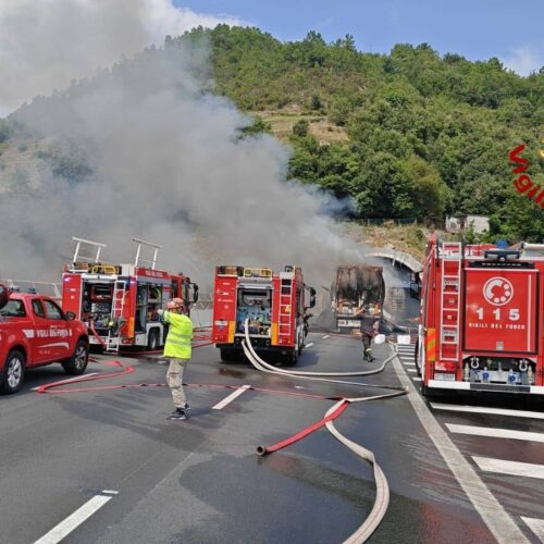 Tir in fiamme sulla A26 all’altezza di Masone: autostrada riaperta. Dalle 23 tratto di nuovo chiuso