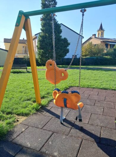 Giochi rotti e spazzatura. Da Spinetta a Valenza cittadini chiedono cura e rispetto per le aree verdi