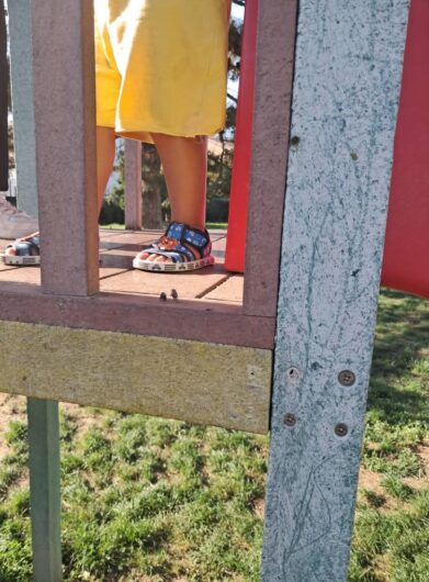 Giochi rotti e spazzatura. Da Spinetta a Valenza cittadini chiedono cura e rispetto per le aree verdi